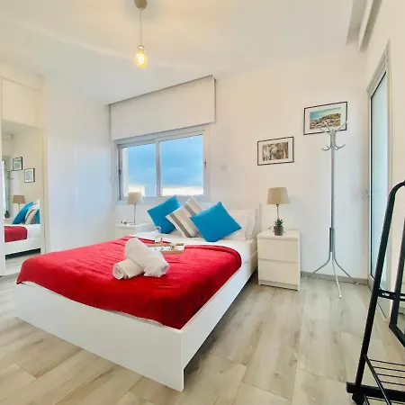 Panoramic Seaside Getaway, 2-br Penthouse Apartmán *