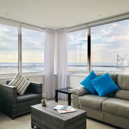 Panoramic Seaside Getaway, 2-br Penthouse Apartmán *