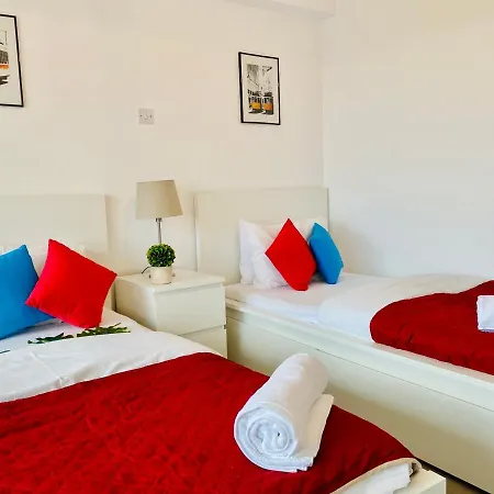 Daire Panoramic Seaside Getaway, 2-br Penthouse Larnaca