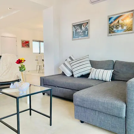 Panoramic Seaside Getaway, 2-br Penthouse Apartmán *