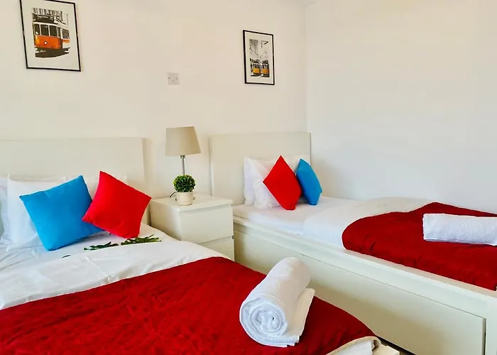 Daire Panoramic Seaside Getaway, 2-br Penthouse Larnaca