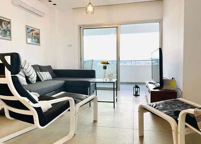 Panoramic Seaside Getaway, 2-br Penthouse Larnaca