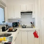 Panoramic Seaside Getaway, 2-br Penthouse ラルナカ