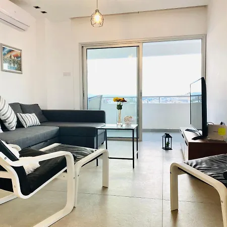 Panoramic Seaside Getaway, 2-br Penthouse Lárnaca