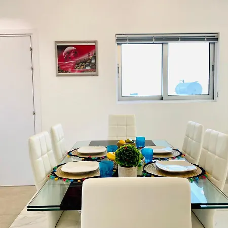 Panoramic Seaside Getaway, 2-br Penthouse * ラルナカ