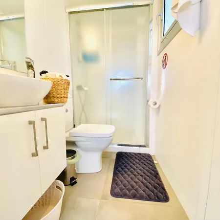 Panoramic Seaside Getaway, 2-br Penthouse ラルナカ