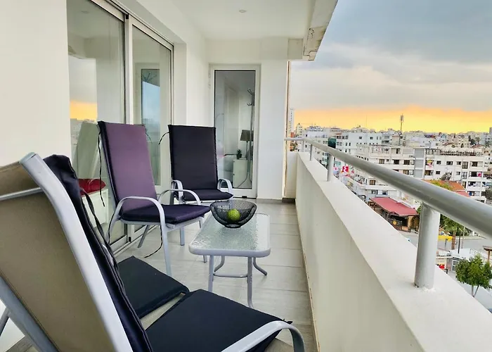 Panoramic Seaside Getaway, 2-br Penthouse アパート ラルナカ