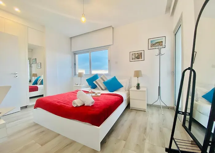 Panoramic Seaside Getaway, 2-br Penthouse Apartamento *