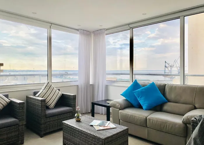 Panoramic Seaside Getaway, 2-br Penthouse Apartamento *