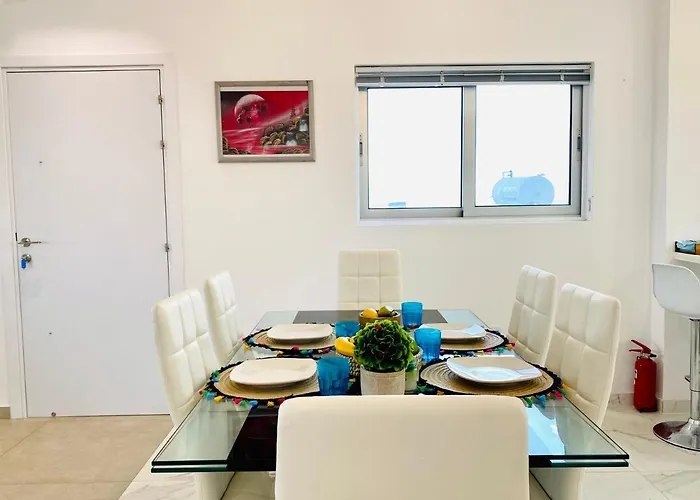 Panoramic Seaside Getaway, 2-br Penthouse * ラルナカ