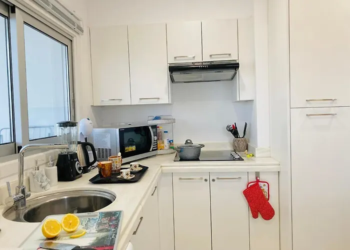 Panoramic Seaside Getaway, 2-br Penthouse Lárnaca