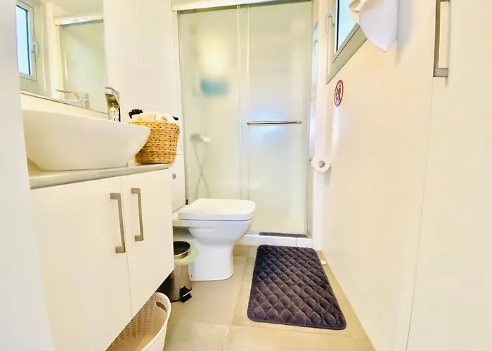 Panoramic Seaside Getaway, 2-br Penthouse ラルナカ